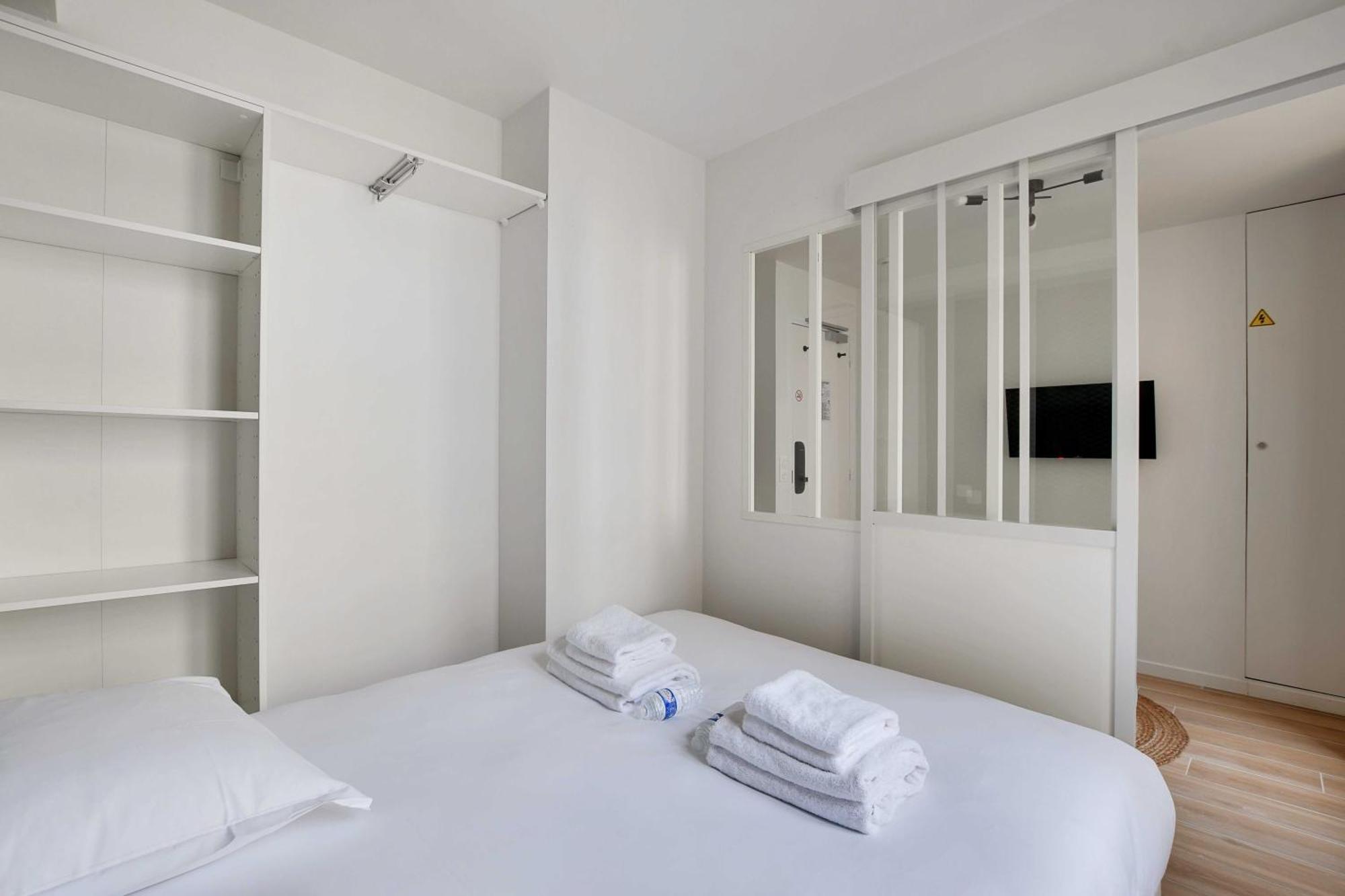 Small And Modern Apartment 11Rd Paris