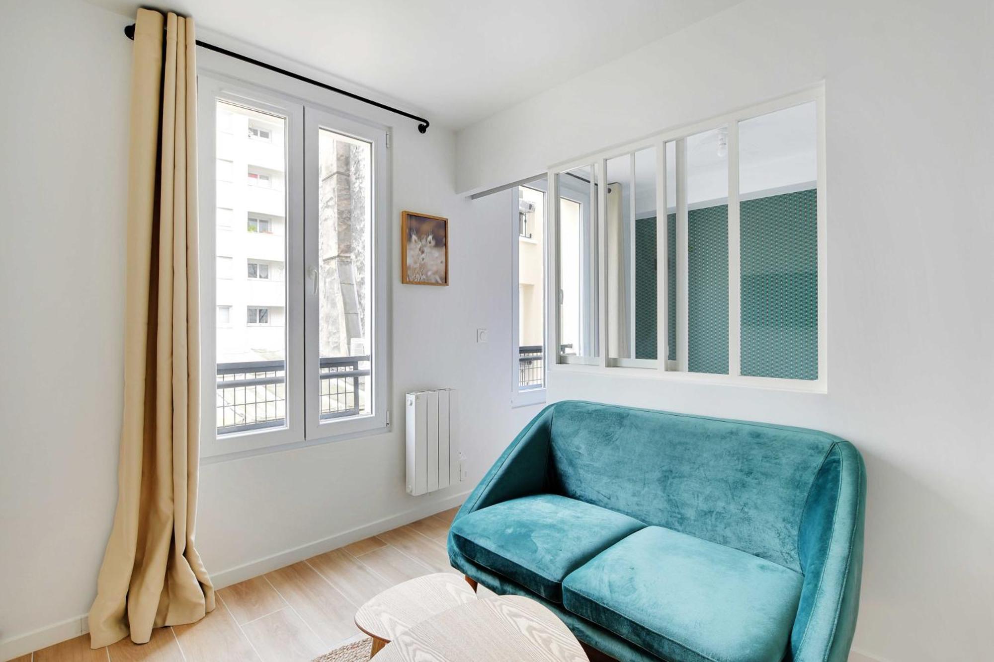Small And Modern Apartment 11Rd Paris